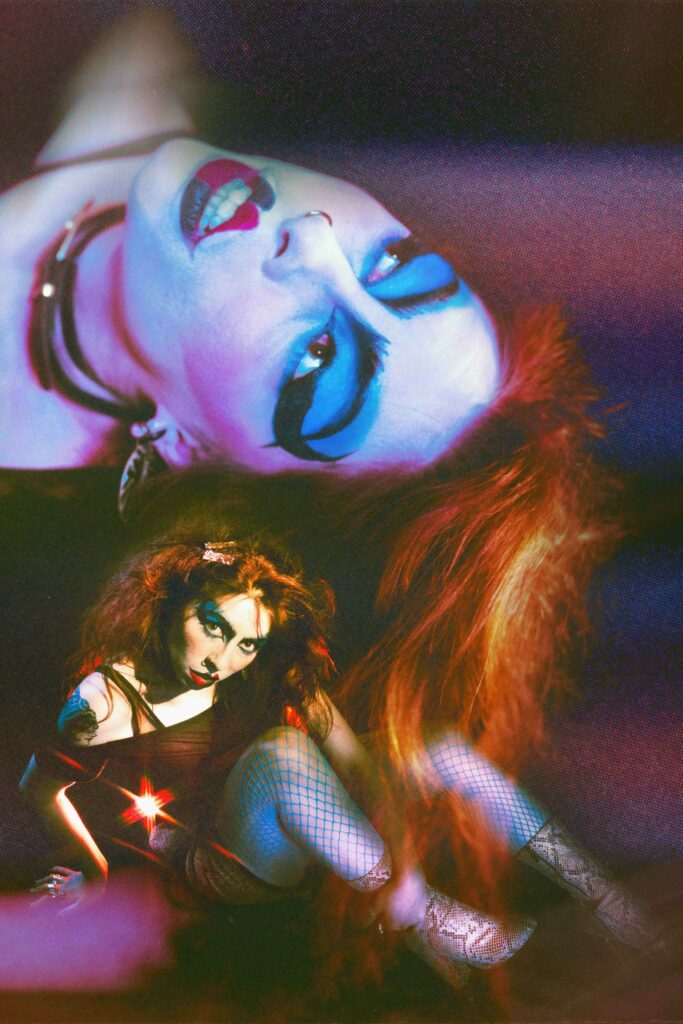 Portrait glam et maquillé d'une femme dans le genre de Pat Benatar