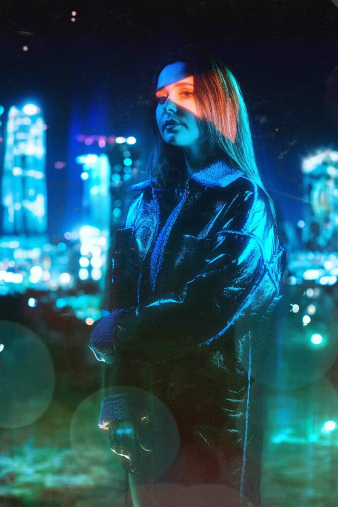 portrait néon d'une femme dans la ville