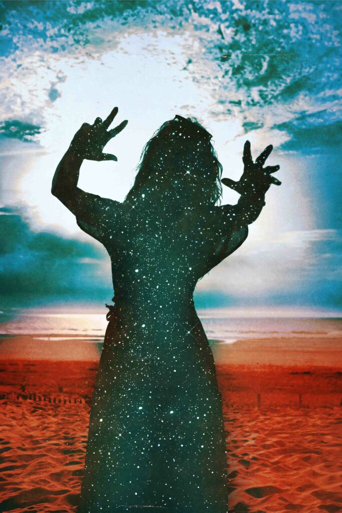 portrait en contrejour et avec des étoiles d'une femme à la plage dans une vibe psychédélique