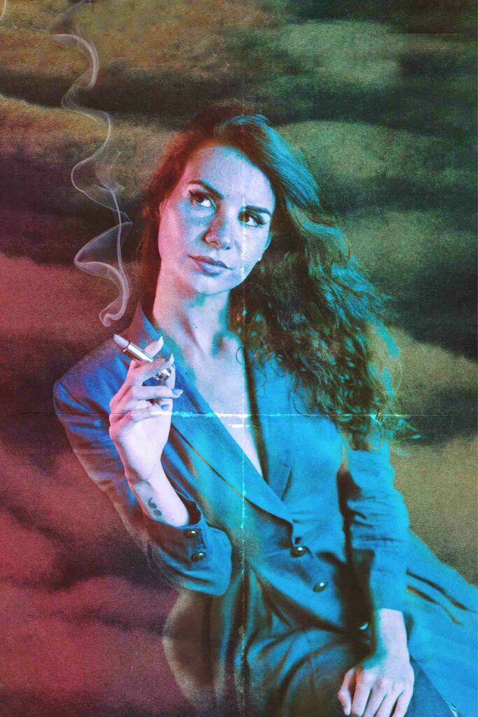 Portait studio d'une femme fumant une cigarette
