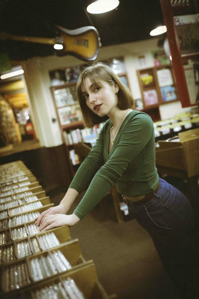 portrait nostalgique d'une jeune femme dans un magasin de disques