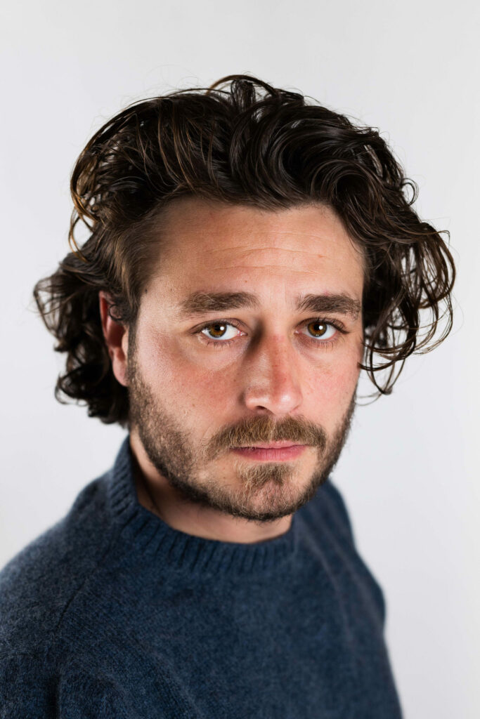 portrait naturel d'un homme portant un pull bleu, photo professionnelle