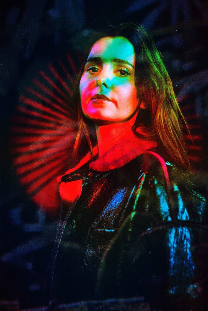 Portrait cinématique et nocturne d'une femme éclairée sous une lumière néon