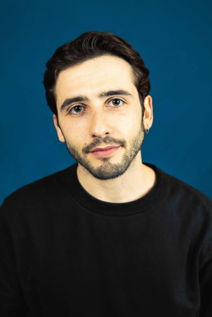 Portrait d'un homme sur fond bleu de studio, style professionnel pour book comédien ou profil linkedin