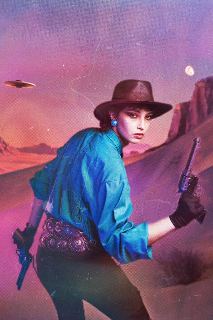 Portrait d'une femme en cow-boy, deux revolvers en main, prête à tirer. En fond : désert américain, OVNI dans le ciel et lune pleine.