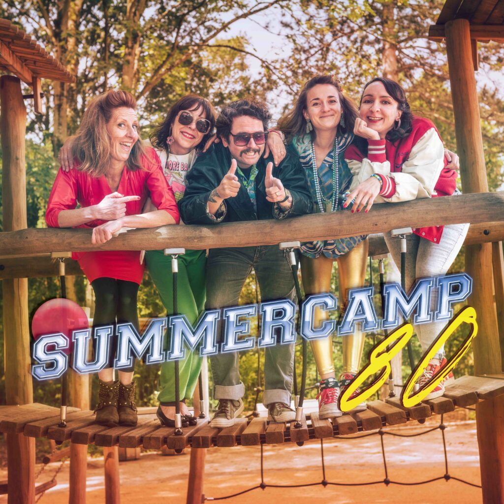 Portrait de cinq personnes posant comme dans une affiche de comédie des années 80, souriants et adoptant des attitudes de teenagers.