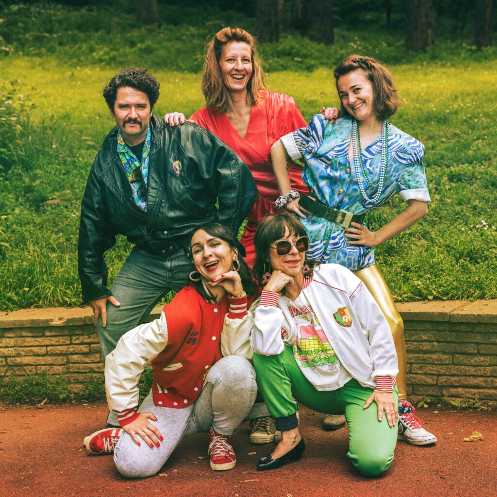 Portrait de groupe, cinq personnes habillés kitsch années 80 prennent la pose comme dans une sitcom