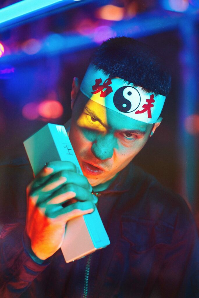 portrait kung fu d'un homme tenant un talkie walkie