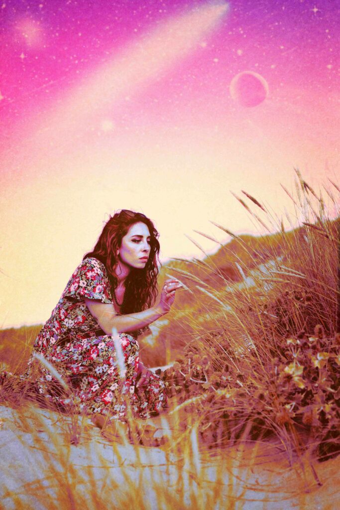portrait psychédélique et cinématographique d'une jeune femme dans des dunes avec un ciel rose entourés d'astres