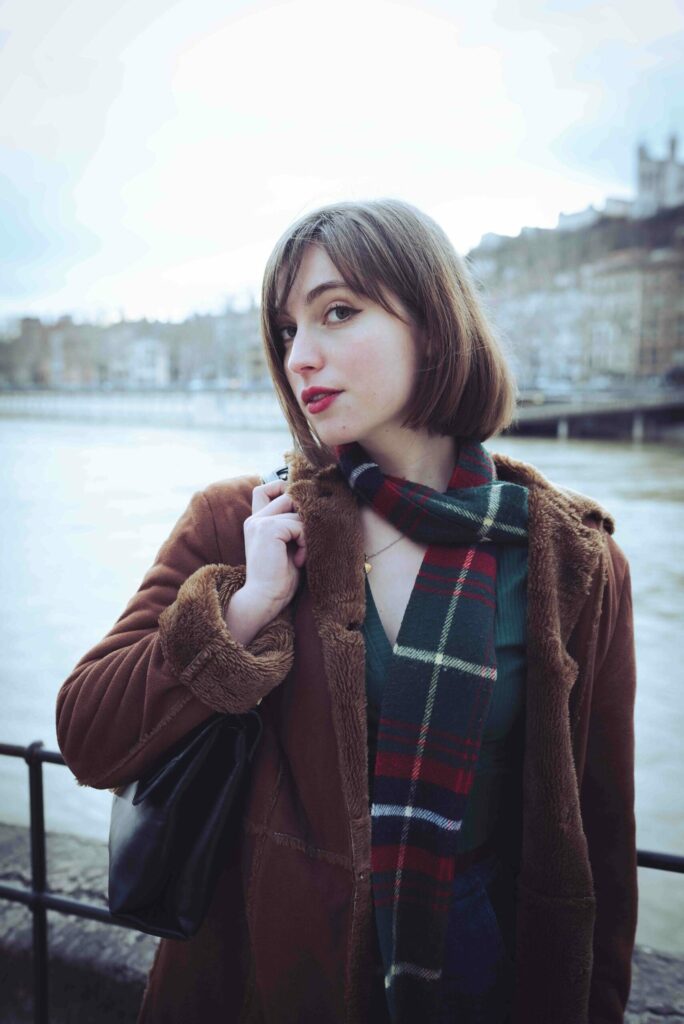 portrait naturel d'une jeune femme sur un pont devant la saône, ambiance hivernale