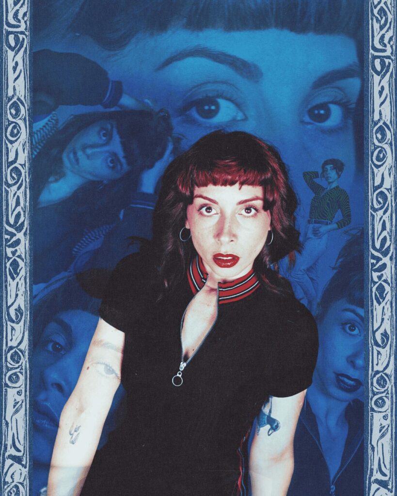 Portrait d'une actrice sur fond bleu, entourée d'un montage photo de plusieurs de ses portraits, en surimpression