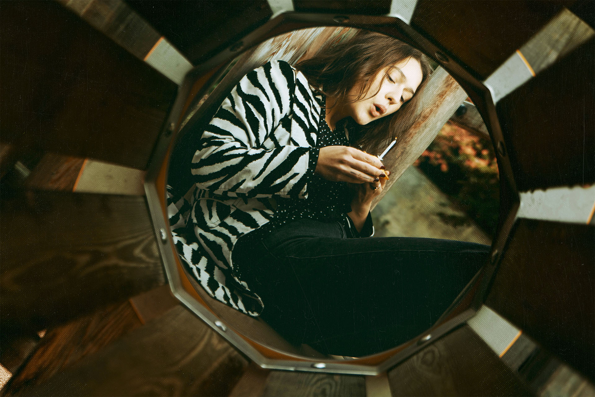 portrait de femme qui souffle une bougie d'anniversaire sur un jeu en bois pour enfant