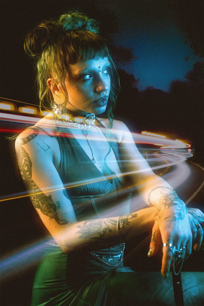 portrait de femme en ambiance nocturne alternative