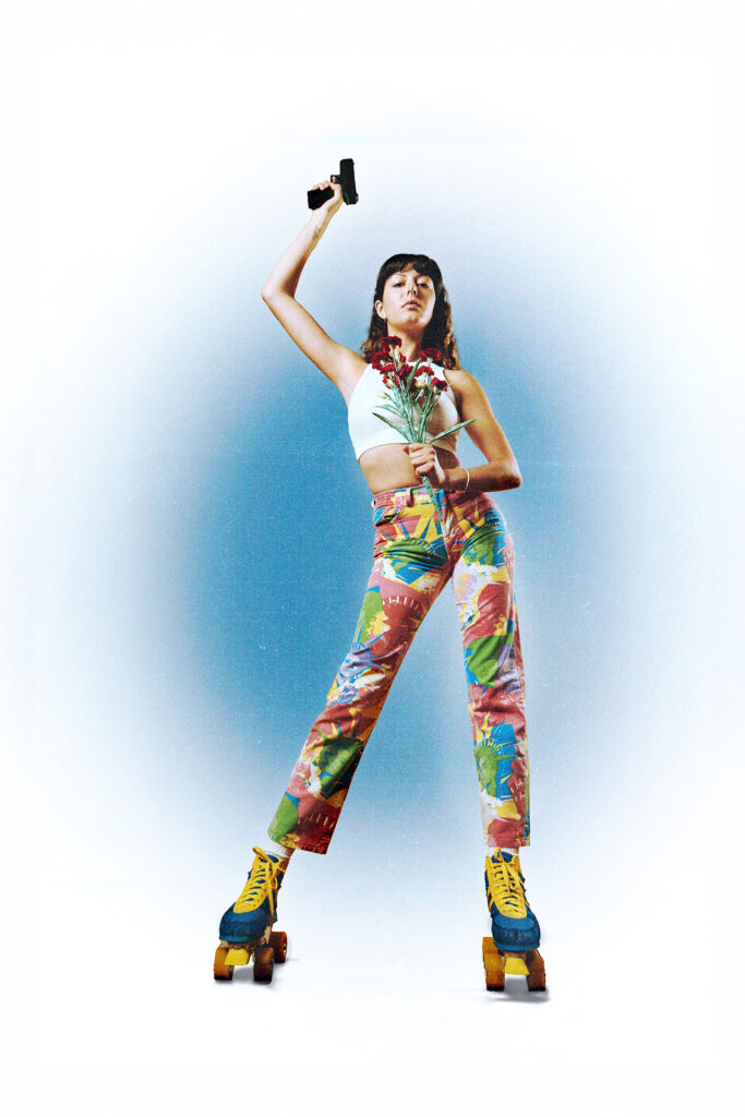 portrait stylé d'une femme en roller tenant un revolver et un bouquet de rose