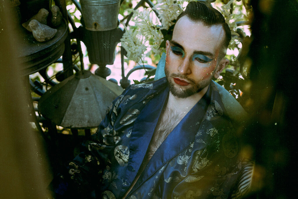 portrait d'un homme maquillé, en kimono bleu