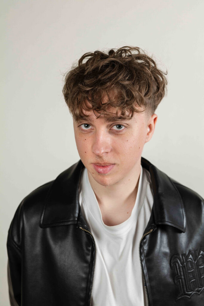 Photographie de portrait naturelle d'un homme portant un blouson de cuir
