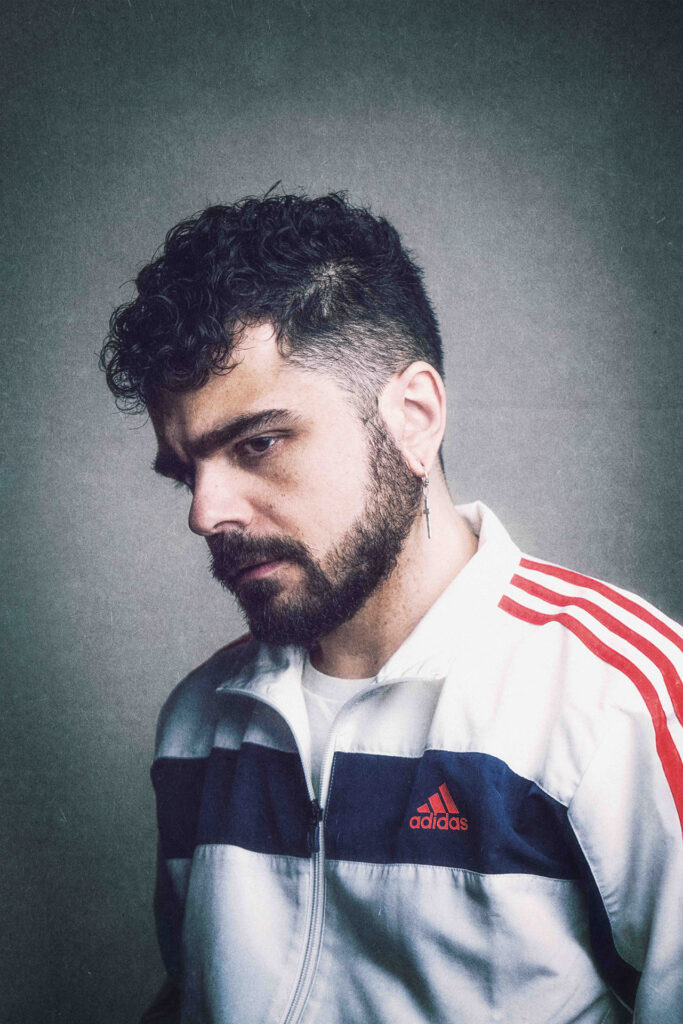 Photographie de portrait d'un homme de profil portant un survêtement