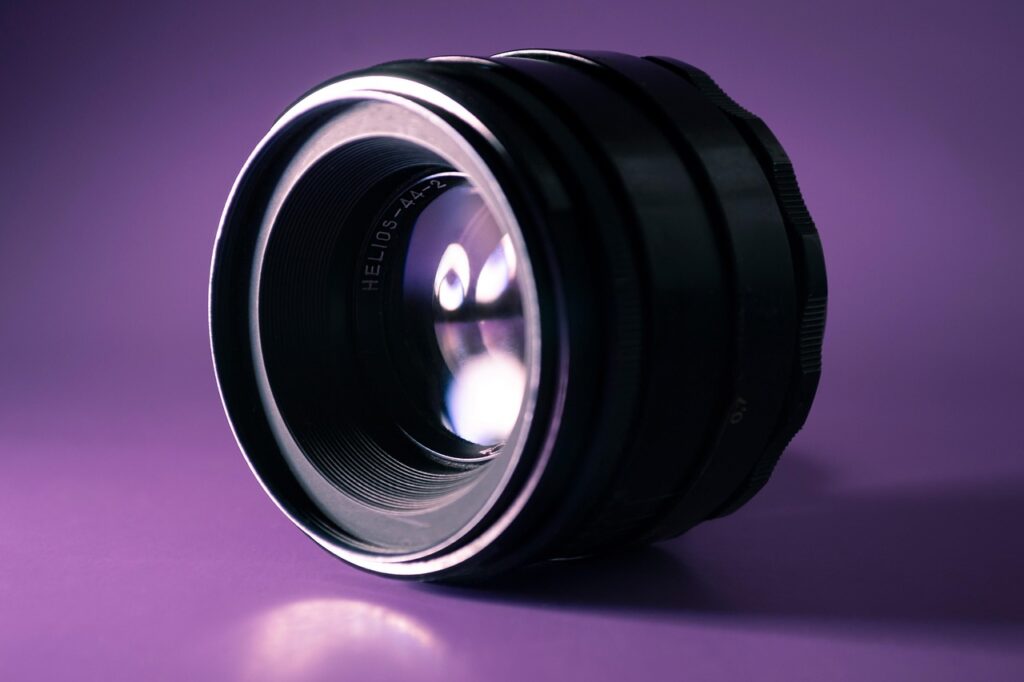 Objectif et lentilles de photographie sur fond violet